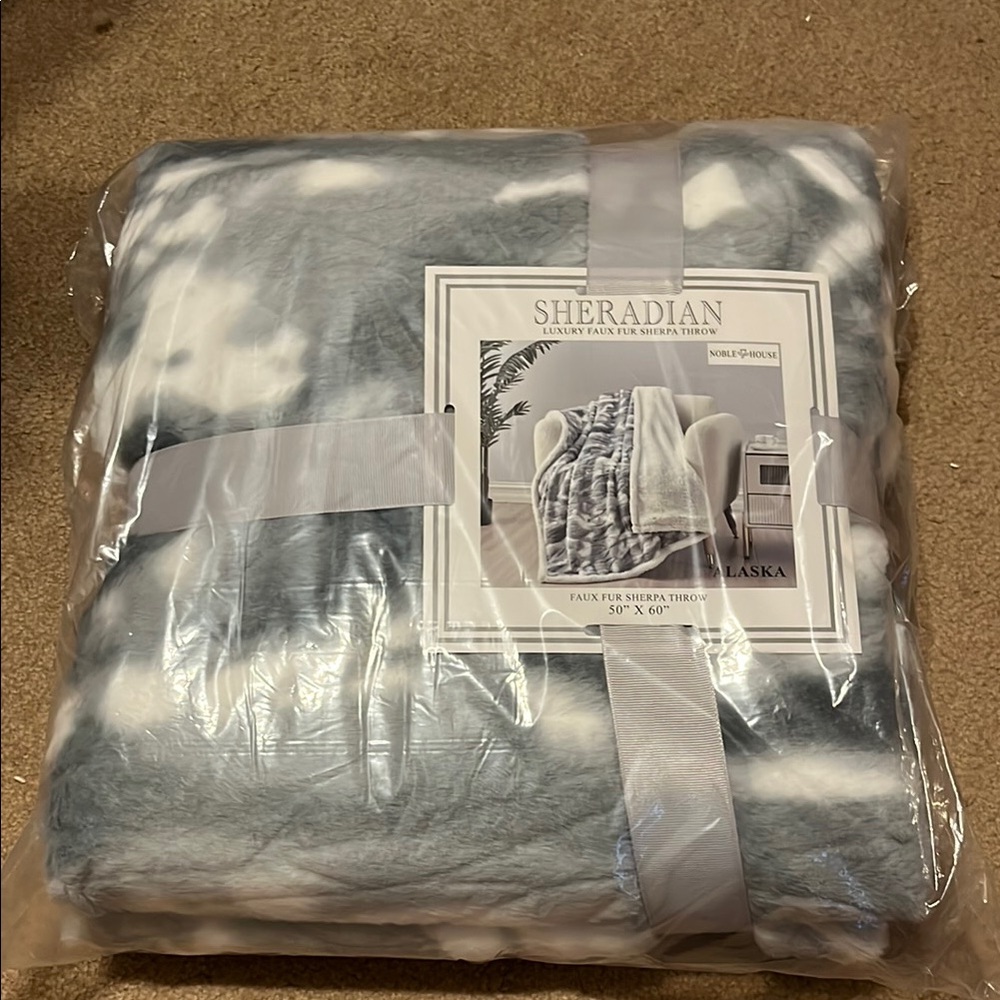 💜🩷Sheradian - Gray and White Faux Fur Sherpa Throw Blanket